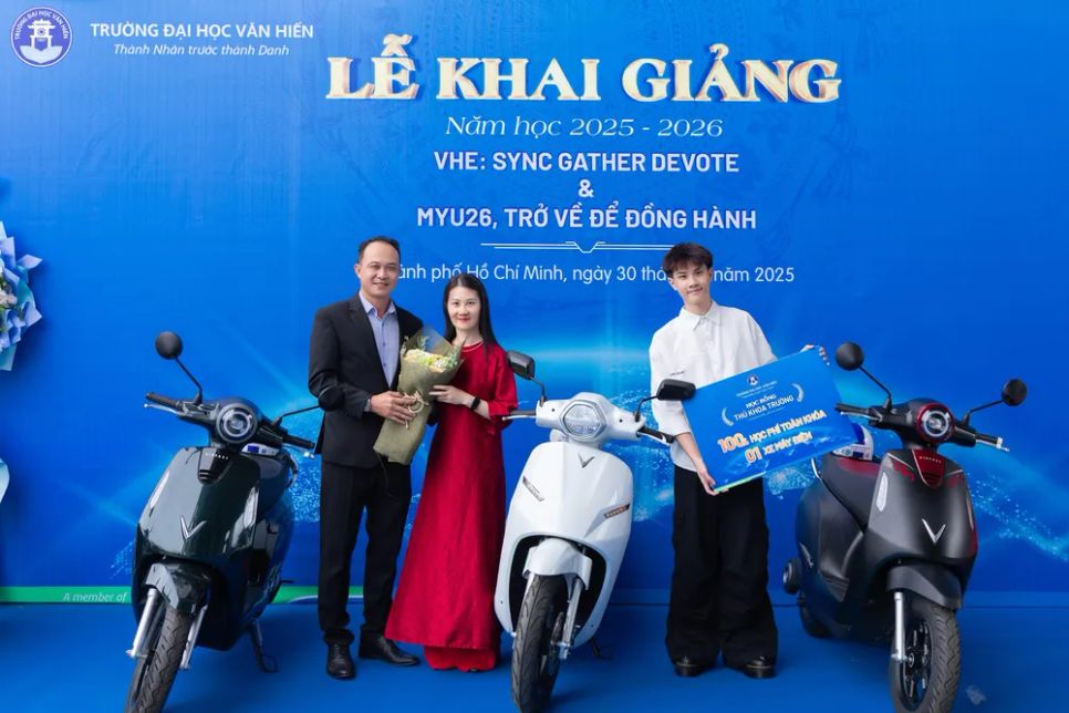 Trường Đại học Văn Hiến trao tặng học bổng tài năng và xe máy điện cho Thủ khoa trường tại Lễ Khai giảng năm học 2025 – 2026
