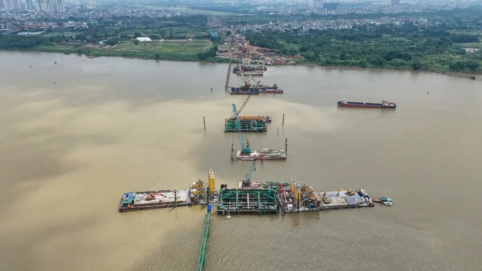 Các mố cầu Trần Hưng Đạo qua sông Hồng đang được thi công khẩn trương. ẢNH: TIẾN CƯỜNG