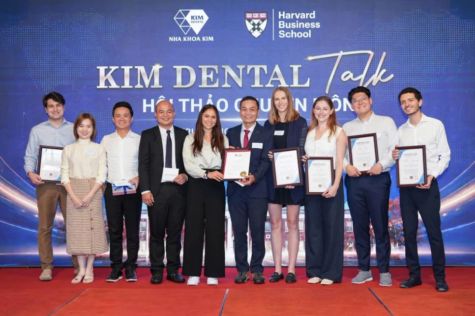 Phiên hội thảo tại Nha Khoa Kim là nơi học viên quốc tế trao đổi, phân tích và đề xuất giải pháp cải tiến mô hình vận hành theo chuẩn quốc tế