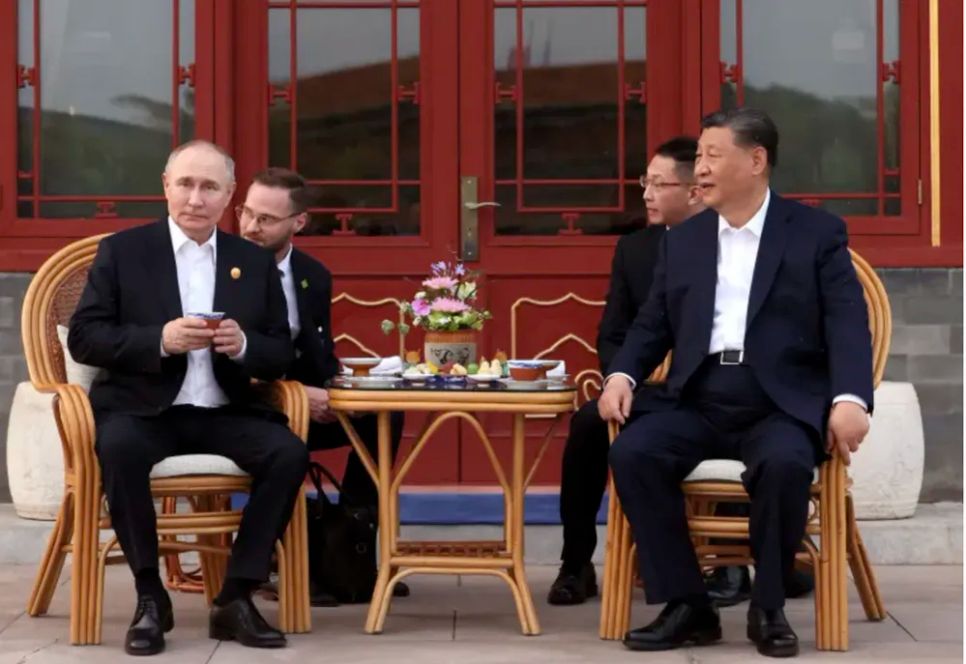 Lãnh đạo Nga - Trung cùng nhau uống trà tại khu vườn Trung Nam Hải năm 2024. Ảnh: Sputnik