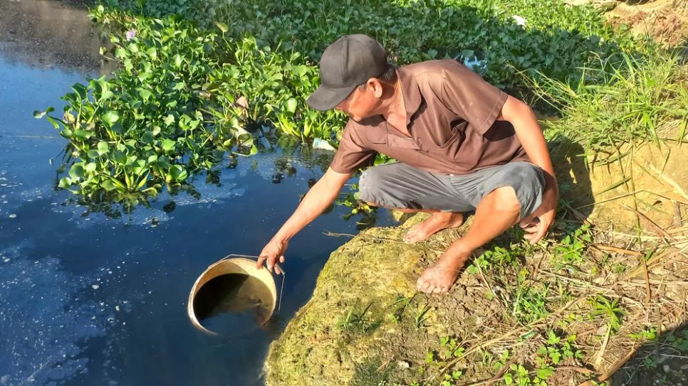 Nước kênh chìm Sơn Tịnh đen kịt, ô nhiễm nghiêm trọng. Ảnh: NGUYỄN TRANG