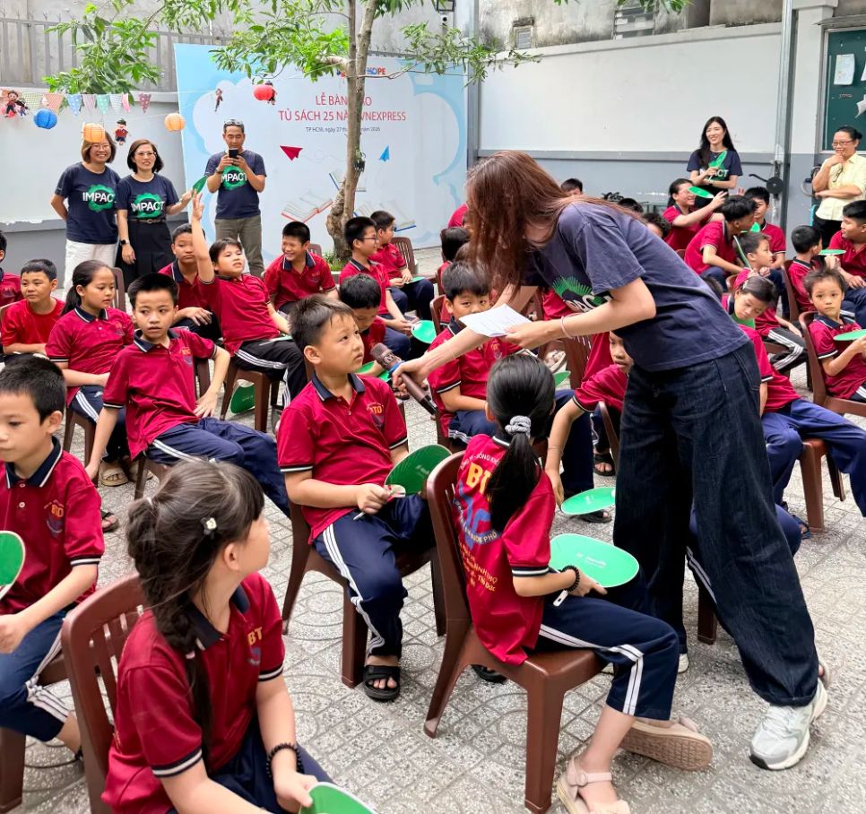 Nhân viên Manulife dạy kỹ năng cho học sinh trường tình thương Đa Minh (Thủ Đức) Nhân viên Manulife dạy kỹ năng cho học sinh trường tình thương Đa Minh (Thủ Đức)