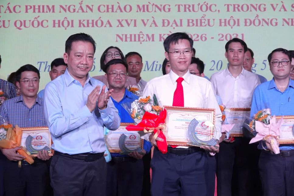 Phó Giám đốc Sở VH-TT TPHCM Võ Trọng Nam trao giải nhất cho tác phẩm 
