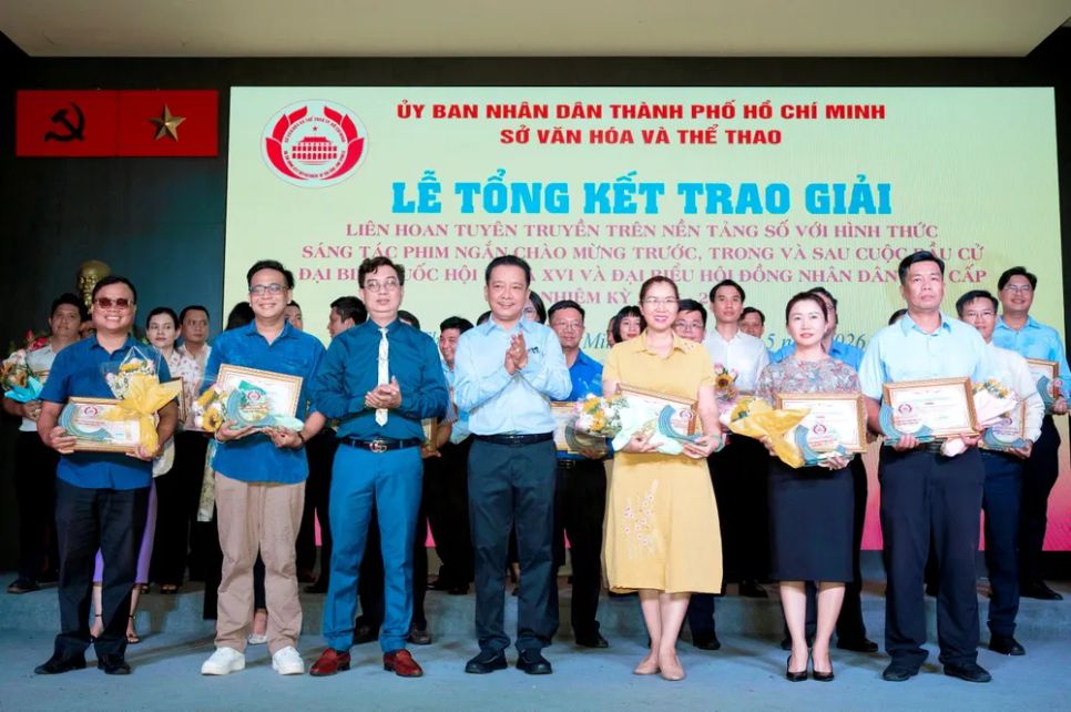 Phó Giám đốc Sở VH-TT TPHCM Võ Trọng Nam và Chủ tịch Hội Âm nhạc TPHCM - nhạc sĩ Nguyễn Quang Vinh trao giải nhì và giải ba cho các đơn vị đoạt giải. Ảnh: THÚY BÌNH <br>