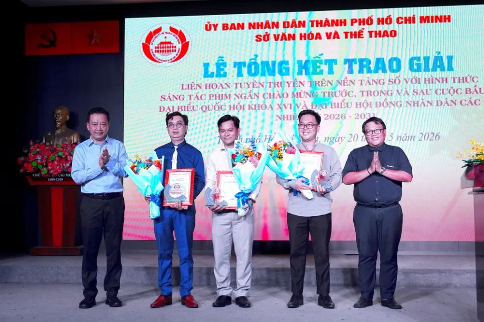 Phó Giám đốc Sở VH-TT TPHCM Võ Trọng Nam và Giám đốc Trung tâm Văn hóa và Triển lãm TPHCM Lê Đức Pháp tặng hoa Ban giám khảo liên hoan. Ảnh: THÚY BÌNH