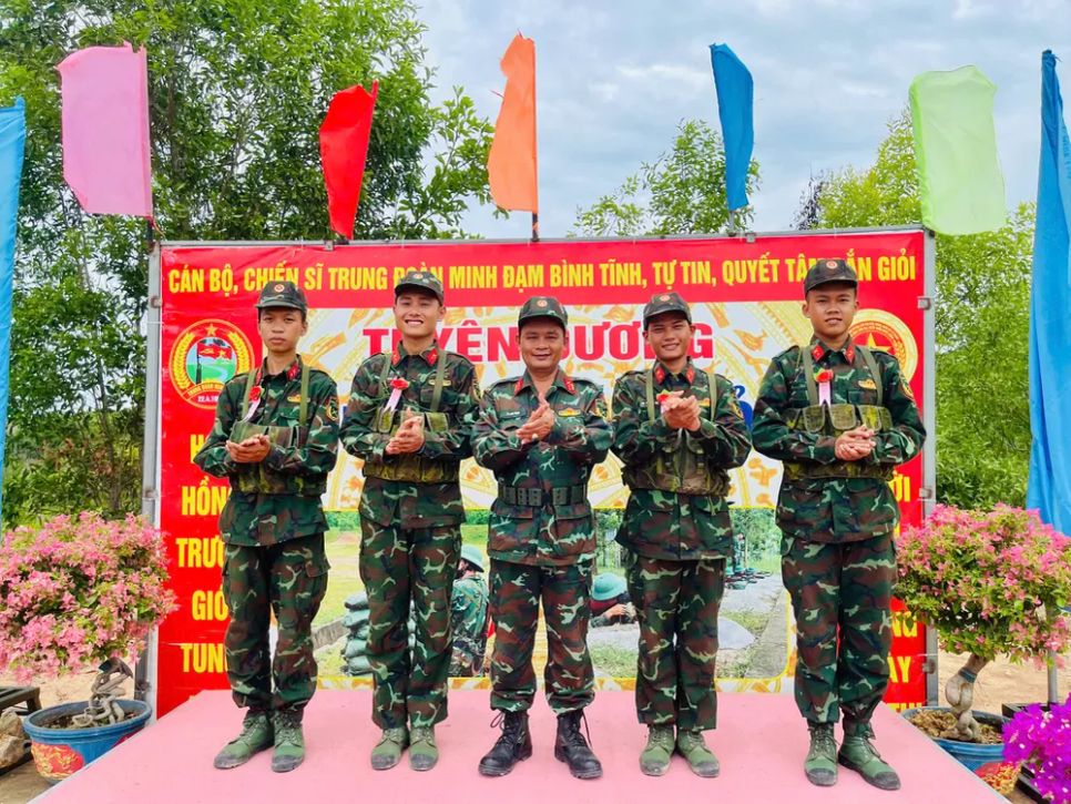 50 chiến sĩ được tuyên dương vì đạt thành tích tốt trong kiểm tra bắn súng tiểu liên AK bài 1