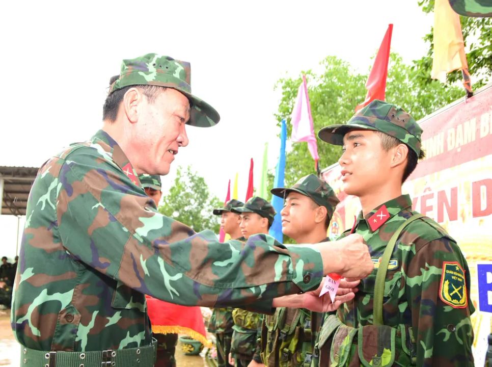 Lãnh đạo Trung đoàn Minh Đạm tuyên dương các chiến sĩ bắn giỏi
