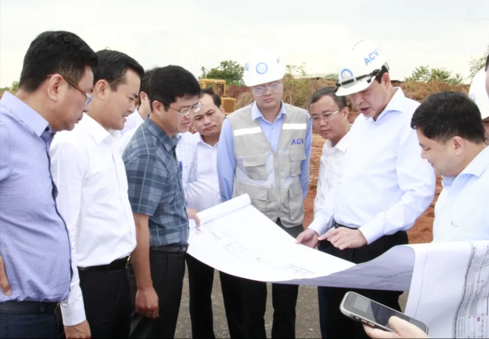 Đoàn công tác kiểm tra sơ đồ quy hoạch đường sắt kết nối tại công trường dự án sân bay Long Thành. Ảnh: XUÂN TRUNG