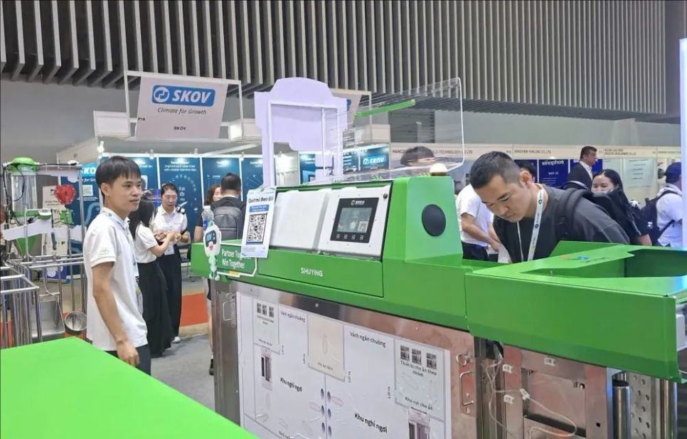 Một gian hàng thiết bị chế biến thức ăn chăn nuôi của doanh nghiệp Trung Quốc tại triển lãm