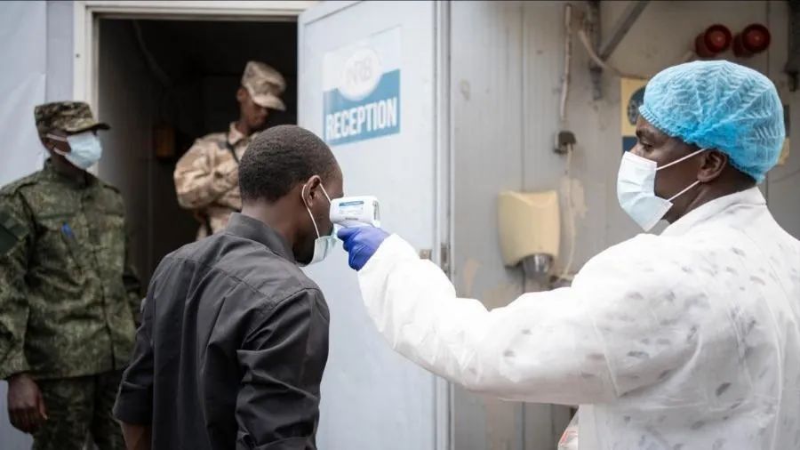 Đo thân nhiệt để kiểm dịch Ebola tại Goma, Cộng hòa Dân chủ Congo. Ảnh: XINHUA Đo thân nhiệt để kiểm dịch Ebola tại Goma, Cộng hòa Dân chủ Congo. Ảnh: XINHUA