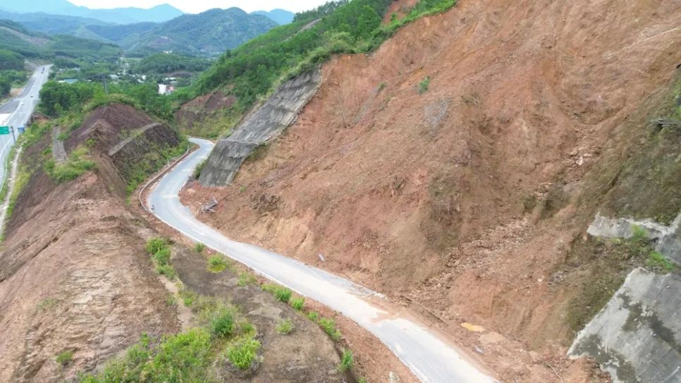 Đường dẫn cao tốc La Sơn – Hòa Liên sạt trượt uy hiếp người dân