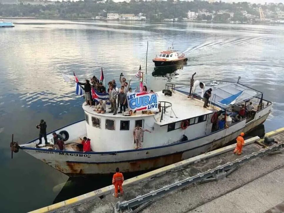 Tàu Granma 2 của đoàn viện trợ quốc tế Nuestra América cập cảng La Habana, Cuba. Ảnh: PRENSA LATINA
