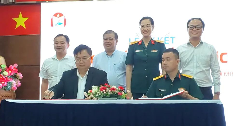 Giám đốc Sở Tài chính TPHCM Hoàng Vũ Thảnh và Giám đốc Viettel TPHCM Ngô Mạnh Hùng ký kết thỏa thuận hợp tác, chiều 20-5. ẢNh: M.HOA