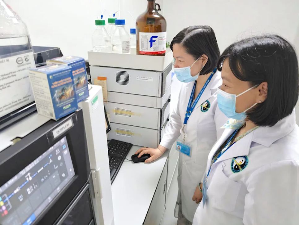 TS Dương Hồng Tố Quyên (bìa phải) và cộng sự tại phòng thí nghiệm phân tích dược liệu. ẢNH: QUANG HUY TS Dương Hồng Tố Quyên (bìa phải) và cộng sự tại phòng thí nghiệm phân tích dược liệu. ẢNH: QUANG HUY