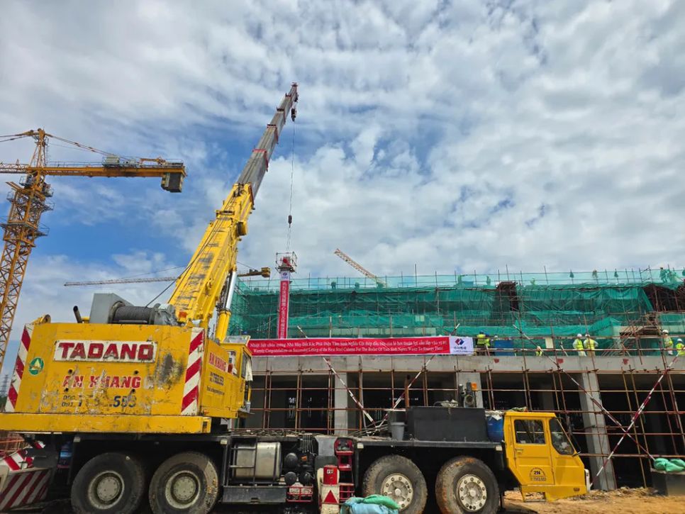 Các thiết bị được lắp ráp tại nhà máy vào sáng 20-5