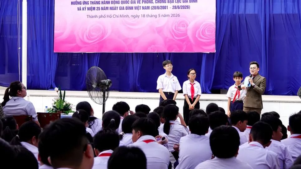 Các em học sinh Trường THCS Phước Nguyên, phường Bà Rịa, trả lời câu hỏi trắc nghiệm về phòng chống bạo lực gia đình, bạo lực học đường