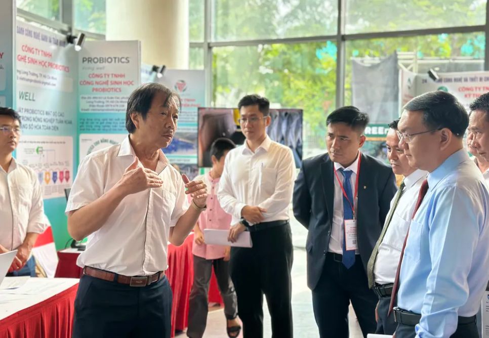 Các đại biểu tham quan gian hàng tại Techmart 2026 Các đại biểu tham quan gian hàng tại Techmart 2026