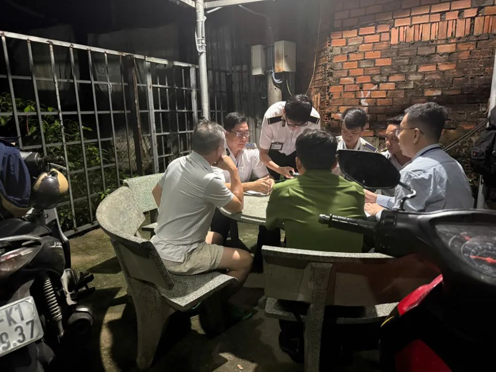 Lực lượng chức năng tiến hành lập biên bản xử lý vi phạm hành chính
