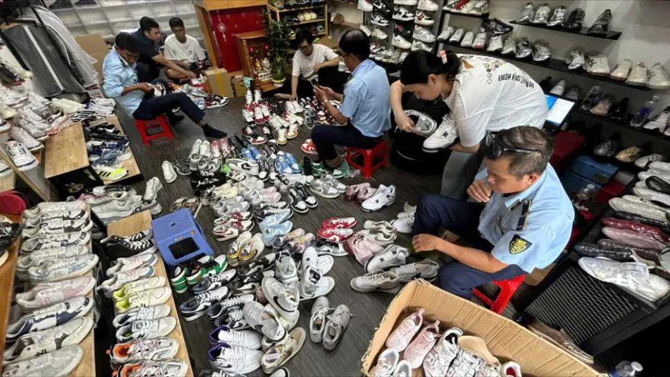 Cơ quan chức năng kiểm tra một cơ sở kinh doanh vi phạm tại phường Nhiêu Lộc, TPHCM. Ảnh: HÂN GIA Cơ quan chức năng kiểm tra một cơ sở kinh doanh vi phạm tại phường Nhiêu Lộc, TPHCM. Ảnh: HÂN GIA