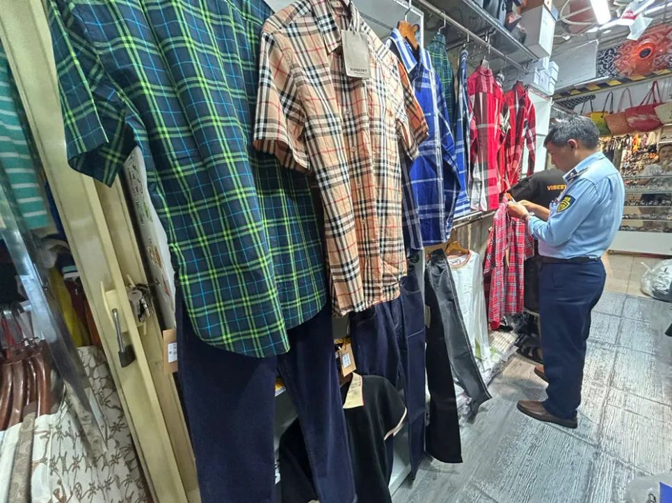 Quản lý thị trường TPHCM kiểm tra một điểm kinh doanh tại Trung tâm thương mại Saigon Square. <br> Ảnh: HÂN GIA Quản lý thị trường TPHCM kiểm tra một điểm kinh doanh tại Trung tâm thương mại Saigon Square. <br> Ảnh: HÂN GIA