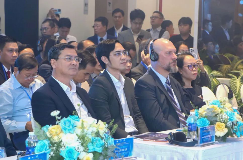 Phó Chủ tịch UBND TPHCM Nguyễn Công Vinh cùng các đại biểu tham gia diễn đàn. Ảnh: THÀNH HUY Phó Chủ tịch UBND TPHCM Nguyễn Công Vinh cùng các đại biểu tham gia diễn đàn. Ảnh: THÀNH HUY