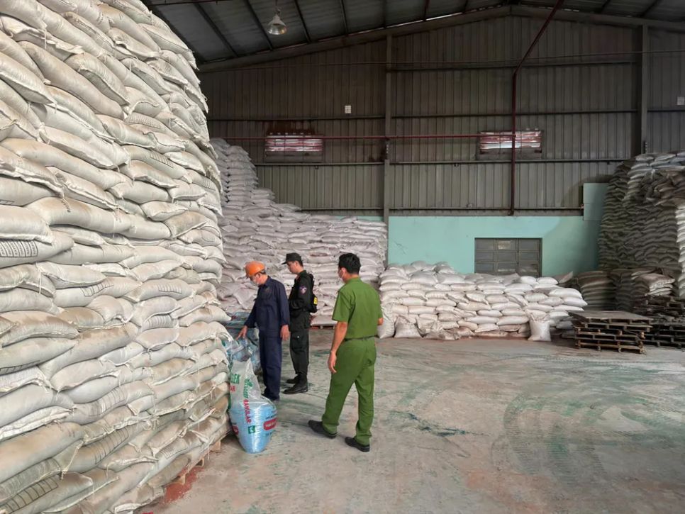 Lực lượng chức năng phát hiện lượng lớn phân bón làm giả nhãn hiệu. Ảnh: CATN Lực lượng chức năng phát hiện lượng lớn phân bón làm giả nhãn hiệu. Ảnh: CATN