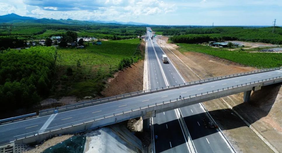 Tuyến chính dự án cao tốc Vạn Ninh - Cam Lộ đã thảm bê tông nhựa xong - Ảnh: Báo Xây dựng Tuyến chính dự án cao tốc Vạn Ninh - Cam Lộ đã thảm bê tông nhựa xong - Ảnh: Báo Xây dựng