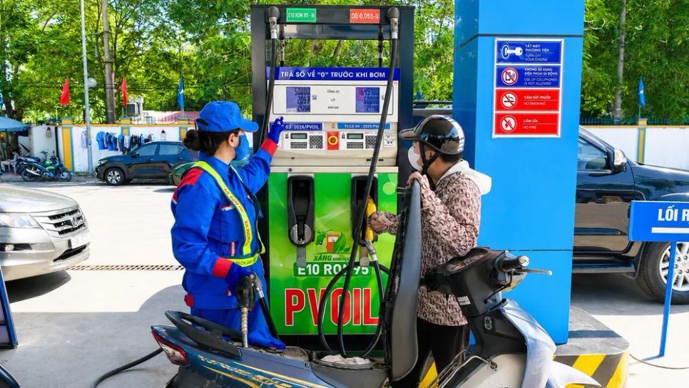 Nhiều cửa hàng xăng dầu ở Hà Nội đã bán đại trà xăng E10 Nhiều cửa hàng xăng dầu ở Hà Nội đã bán đại trà xăng E10