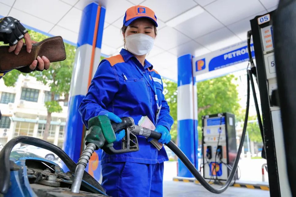 Nhiều doanh nghiệp đã bán đại trà xăng E10 Nhiều doanh nghiệp đã bán đại trà xăng E10