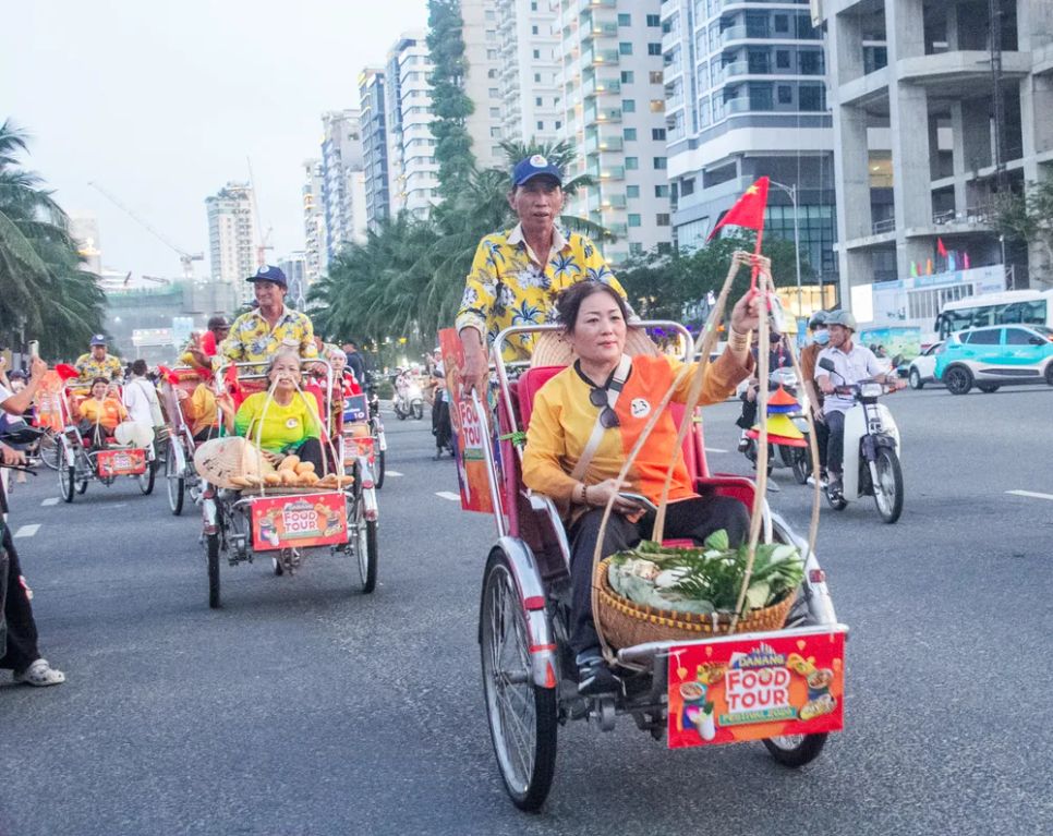 Đoàn xích lô trang trí quang gánh ẩm thực diễu hành trên các tuyến phố ven biển Đà Nẵng