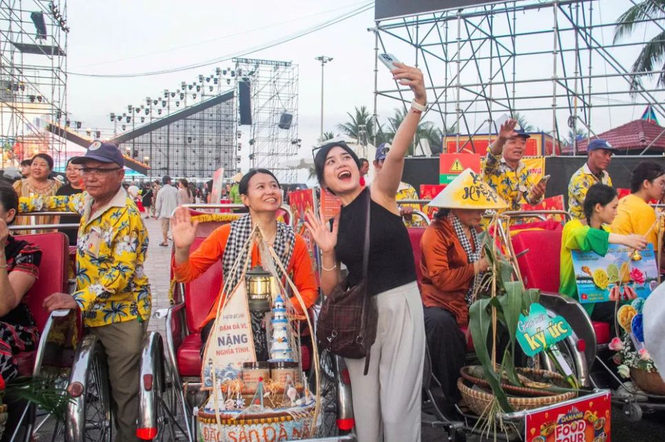 Du khách check-in với quang gánh trên đoàn xích lô