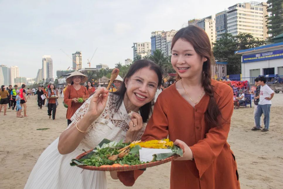 Du khách thích thú thưởng thức ẩm thực khi đoàn gánh hàng rong đi dọc bãi biển