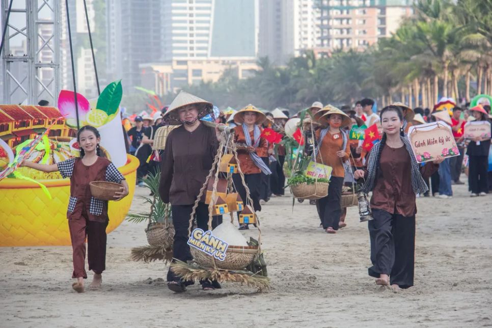 “Gánh miền ký ức” tái hiện hình ảnh mộc mạc gắn với đời sống người dân miền Trung nhiều thế hệ