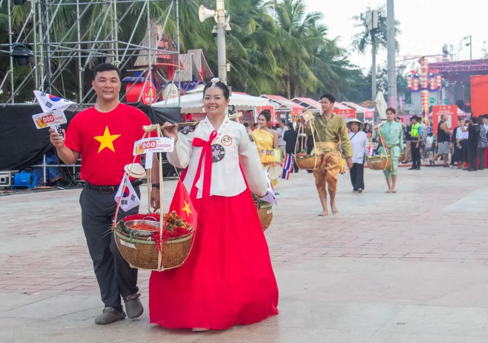 “Gánh Năm Châu” mang màu sắc quốc tế rõ nét với sự hiện diện của các món ăn và phong cách ẩm thực đến từ nhiều quốc gia, tạo điểm nhấn giao thoa văn hóa