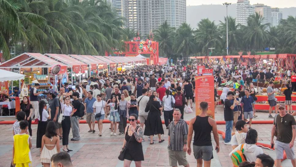 Hơn 200 gian hàng ẩm thực thu hút đông đảo người dân, du khách tham quan