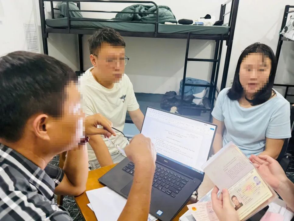Cơ quan Công an kiểm tra giấy tờ tùy thân của nhóm người nước ngoài. Ảnh CA