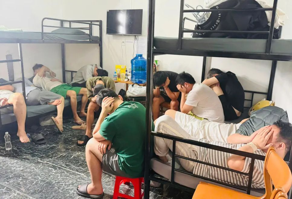 Qua kiểm tra, phát hiện nhiều người nước ngoài nhập cảnh, lưu trú trái phép. Ảnh CA