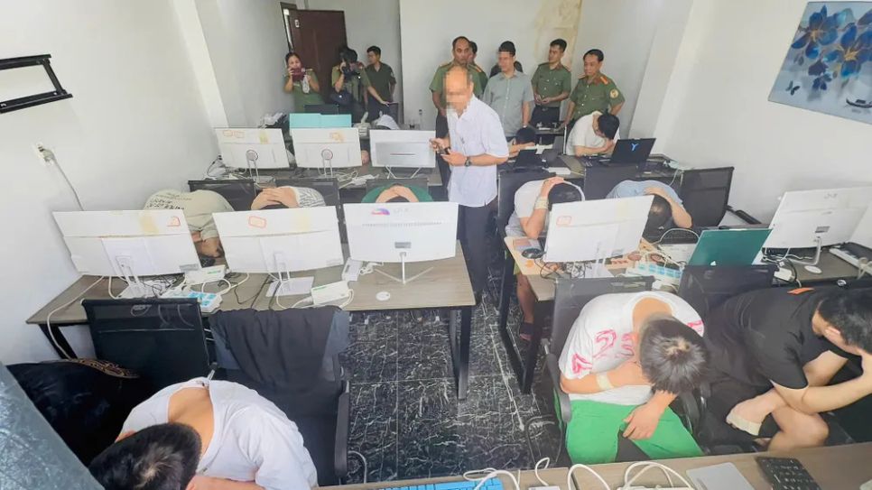 Tổ công tác của Phòng Quản lý xuất nhập cảnh phối hợp Công an địa phương kiểm tra, phát hiện nhiều người nước ngoài nhập cảnh, lưu trú trái phép. Ảnh CA