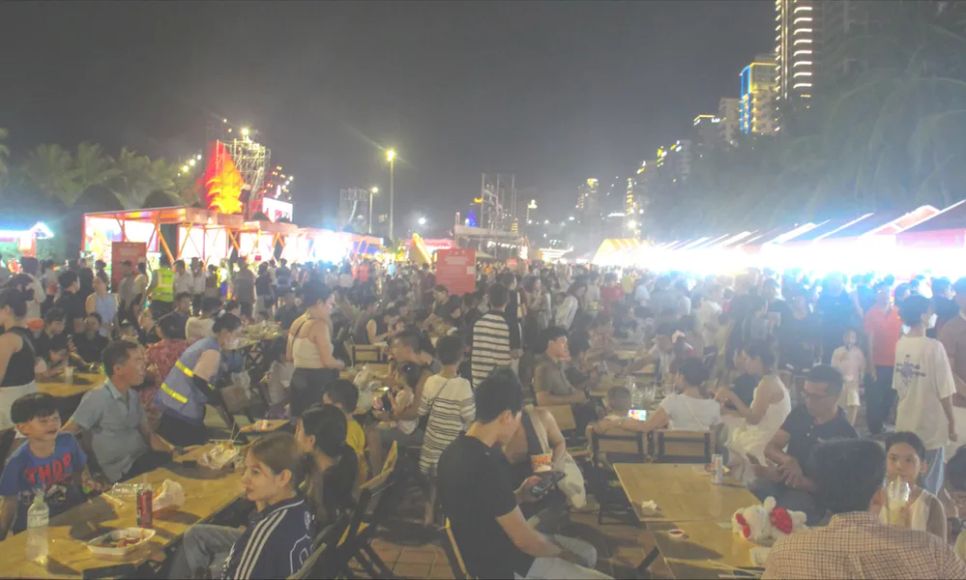 Đông đúc người dân, du khách tham gia thưởng thức tại không gian 