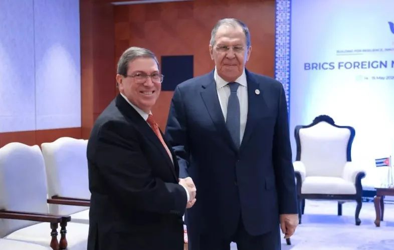 Ngoại trưởng Nga Sergey Lavrov (phải) và Ngoại trưởng Cuba Bruno Rodríguez Parrilla. Ảnh: Caliber
