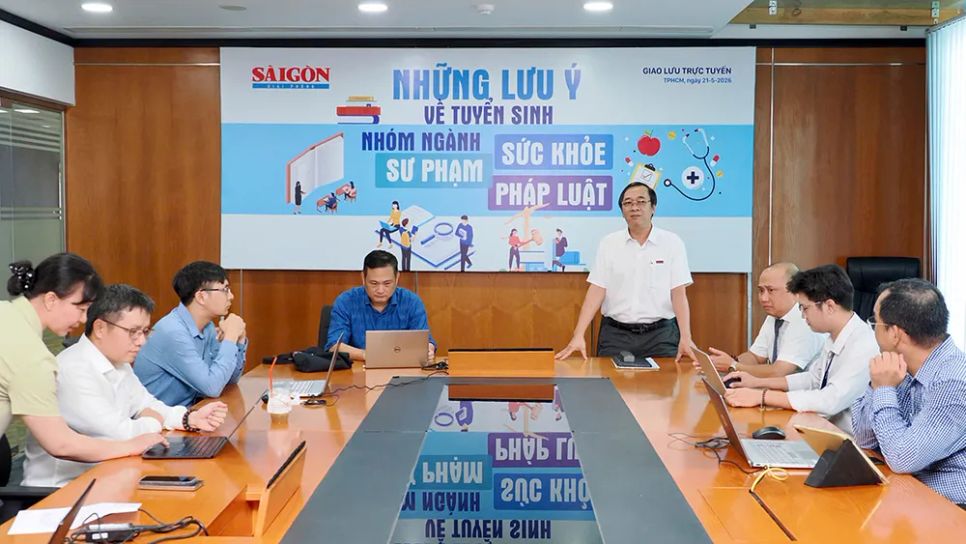 Nhà báo Trương Đức Nghĩa, Phó Tổng Biên tập Báo SGGP trao đổi nội dung giao lưu trực tuyến với các khách mời. ẢNH: HOÀNG HÙNG