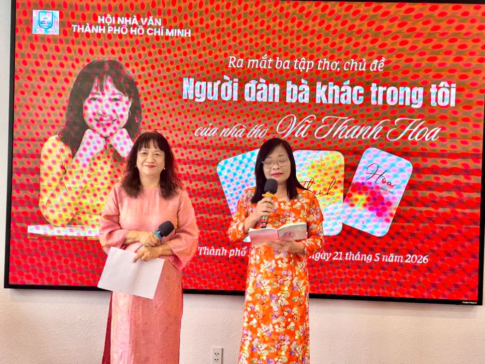 Nhà thơ Vũ Thanh Hoa (trái) và nhà thơ Trần Mai Hương cùng đọc thơ tại chương trình