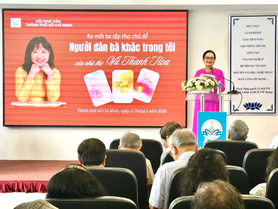 Nhà văn Bích Ngân, Chủ tịch Hội Nhà văn TPHCM, phát biểu