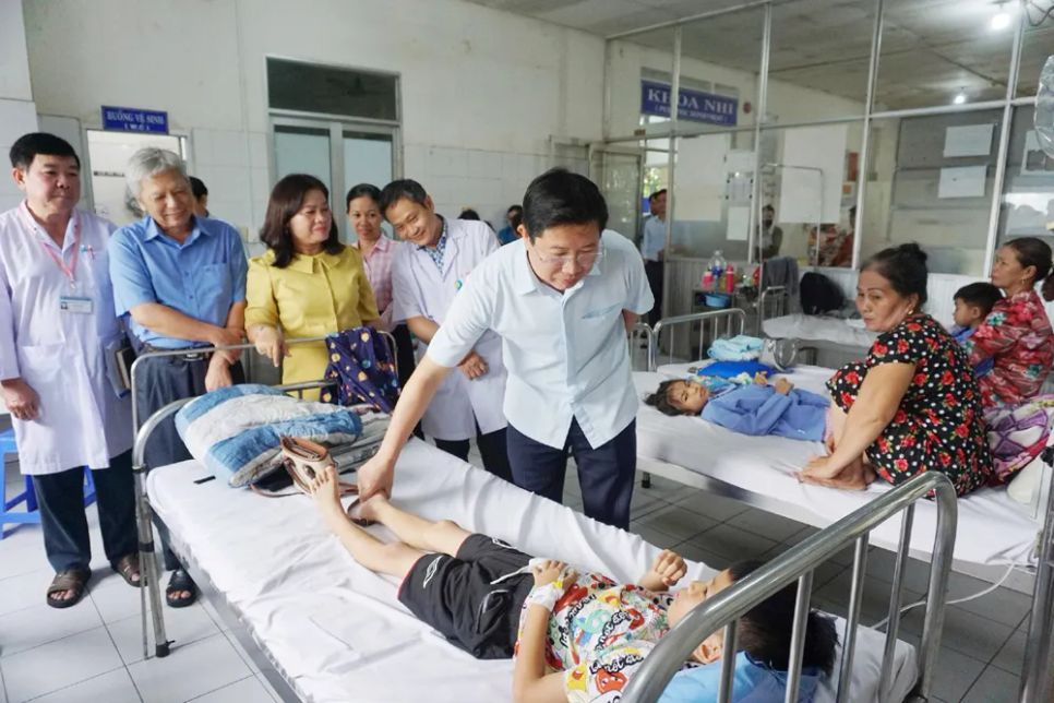 Phó Chủ tịch UBND tỉnh Đồng Tháp Huỳnh Minh Tuấn đến thăm, động viên các em học sinh đang điều trị tại Bệnh viện Đa khoa Sa Đéc. Ảnh: MỸ NHÂN