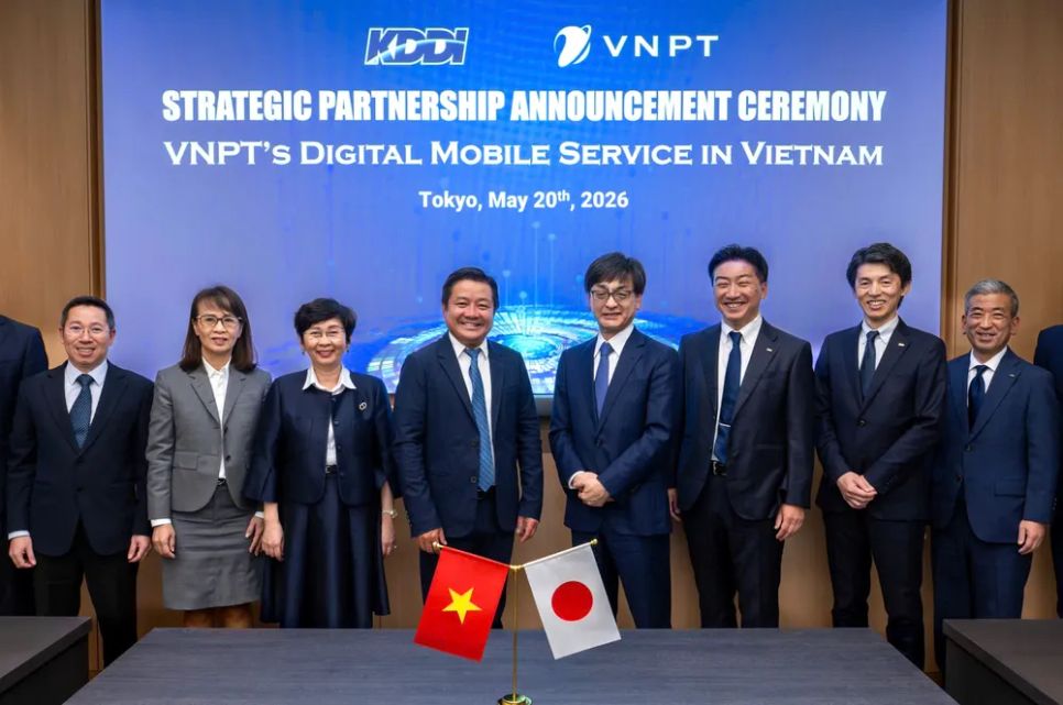 Lãnh đạo VNPT và KDDI công bố hợp tác chiến lược phát triển và khai thác thương hiệu dịch vụ di động thứ hai của VNPT tại Việt Nam. Ảnh: TQ