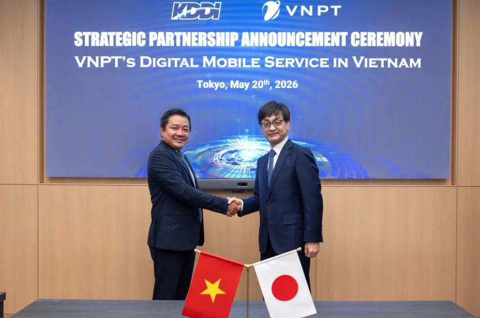 Ông Huỳnh Quang Liêm (bìa trái) và ông Hiroshi Takezawa tại buổi lễ công bố. Ảnh: T.Q