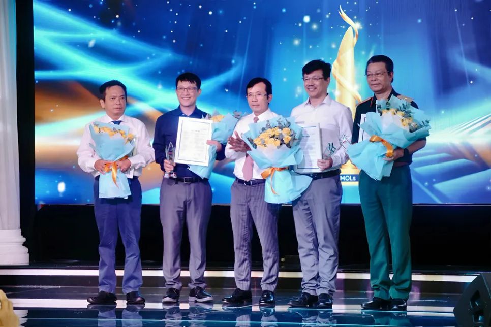Ban tổ chức tặng hoa tri ân các thành viên ban giám khảo