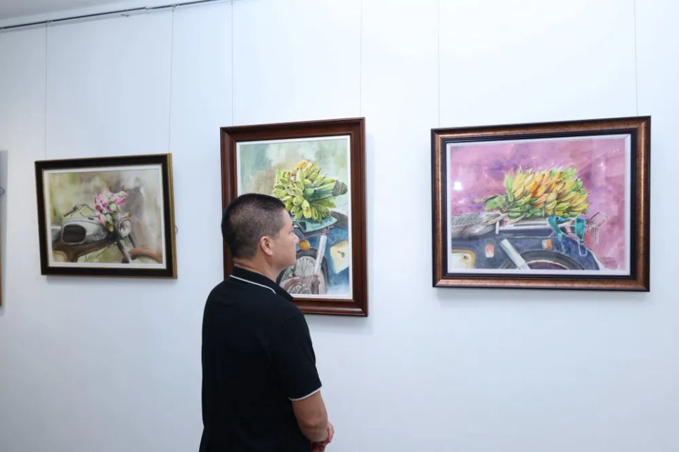 Khách tham quan triển lãm