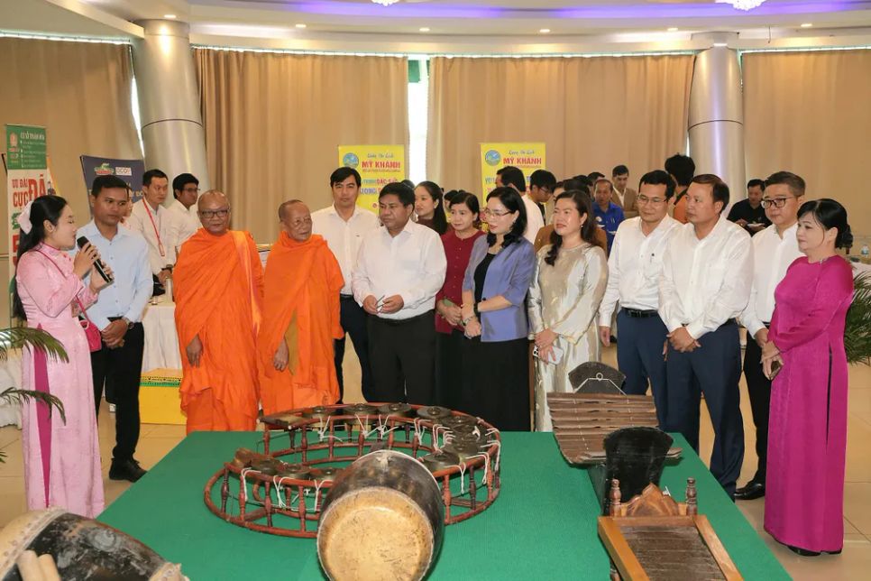 Các đại biểu tham quan không gian trưng bày tại hội nghị