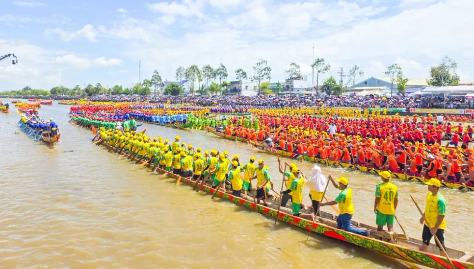 Lễ hội Oóc Om Bóc - Đua ghe Ngo tại TP Cần Thơ thu hút đông đảo người dân, du khách mỗi năm
